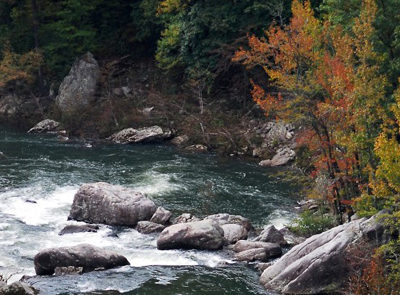 Little-River-Canyon Fall Colors around flowing river rapid